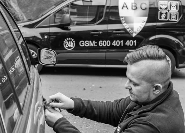 Jak otworzyć centralny zamek w samochodzie, gdy nie działa?