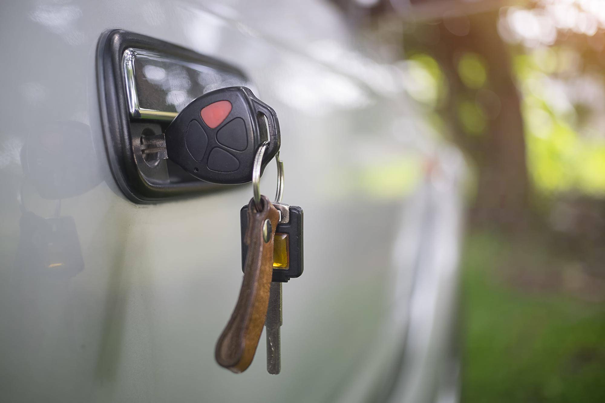 Gdzie znajduje się pompa centralnego zamka w Audi A3?